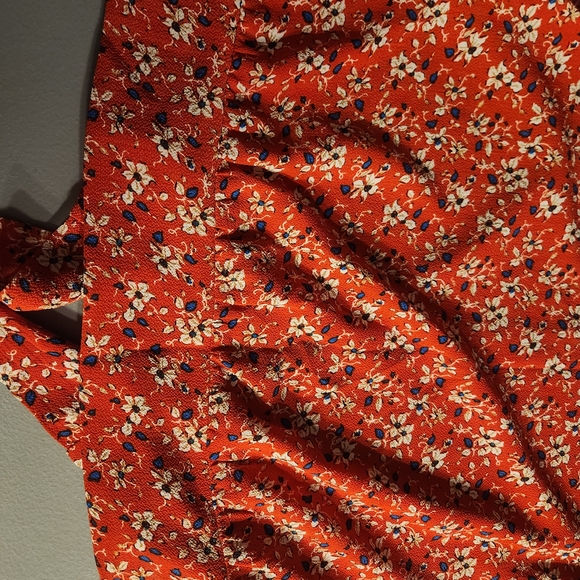 Chic Floral Cutout Red Blouse - Picture 12 of 13